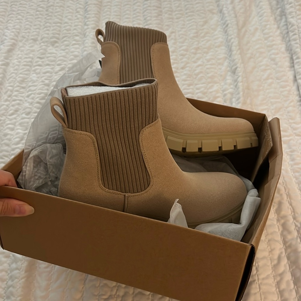 Brand new in box tan ankle boots size 6.5